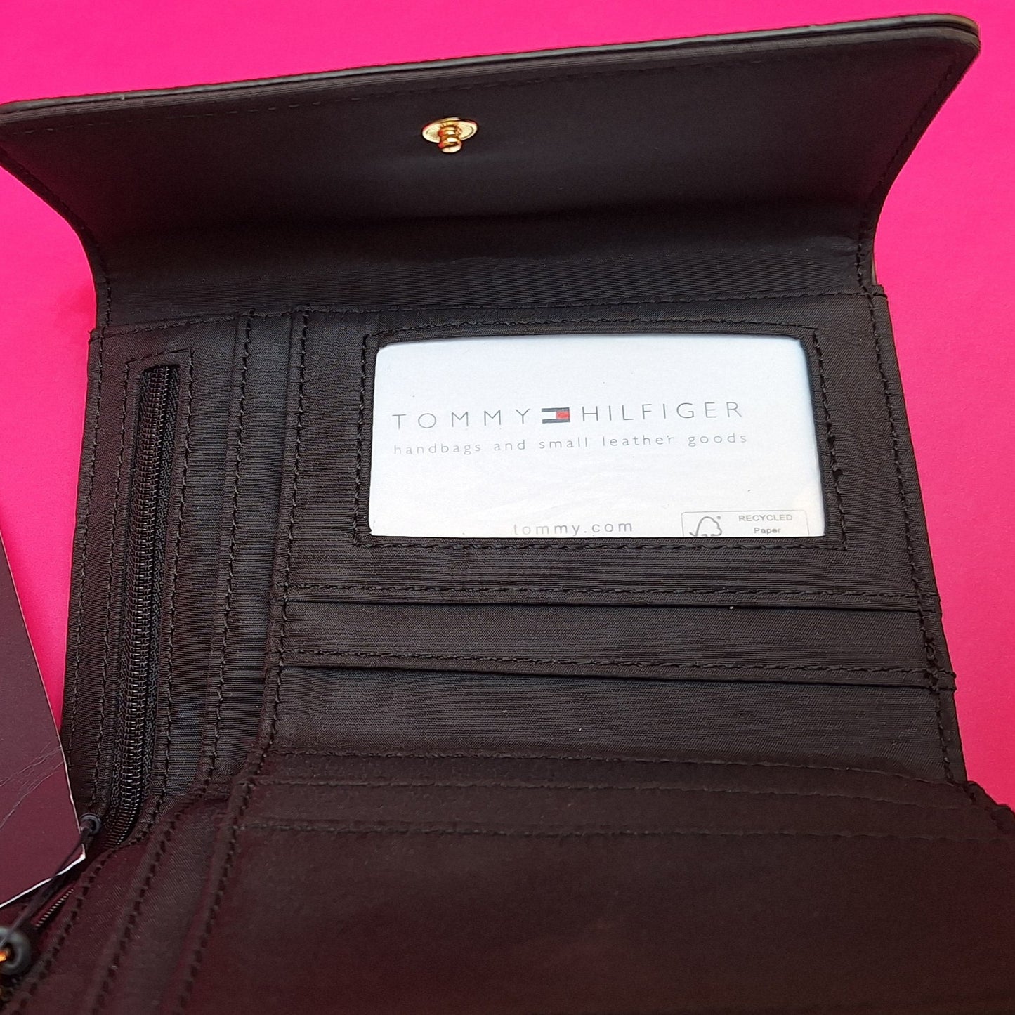TOMMY HILFIGUER BILLETERA LARGA NEGRA C/DETALLE TELA