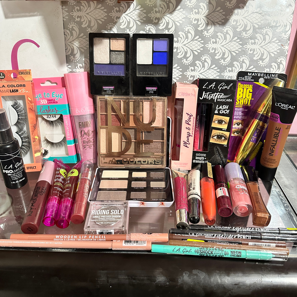CAJA EMPRENDEDORA OJOS Y LABIOS 30 PIEZAS S/722.90